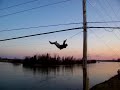 gars qui monte dans fil �lectrique au dessu d\