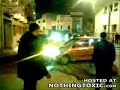 Mulher destroi carro