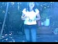 Ella baila y canta asi
