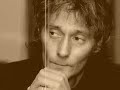 homenaje al mayor exponente del pop espa�ol de los 80. capaz de trasmitir con su aparente fragilidad y con su singular timbre de voz, sentimientos tan contradictorios como amor, ternura, pena, admiraci�n ..... espero sigas ofreciendonos tantos maravillosos directos como hasta ahora....te espero en clamores. uno de tantos incondicionales, muchomasquedos.
