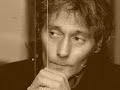 homenaje al mayor exponente del pop espa�ol de los 80. capaz de trasmitir con su aparente fragilidad y con su singular timbre de voz, sentimientos tan contradictorios como amor, ternura, pena, admiraci�n ..... espero sigas ofreciendonos tantos maravillosos directos como hasta ahora....te espero en clamores. uno de tantos incondicionales, muchomasquedos.