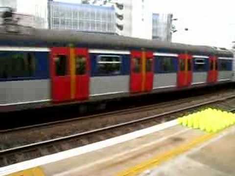 港鐵(前九鐵)MLR列車駛離九龍塘(車)站
