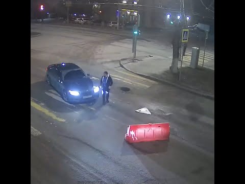 Jeden dzień z życia plastikowej blokady drogowej