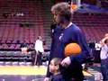 Gasol firmando un autografo