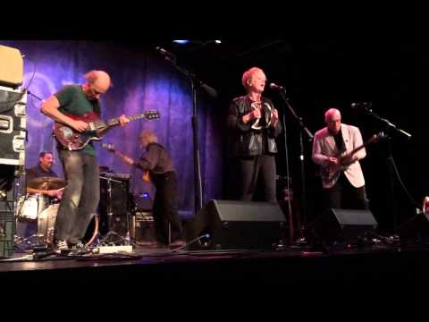 Cindy Wilson performs vintage B-52s song | Boing Boing