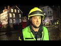 Zu einem Dachstuhlbrand kam es am späten Donnerstag Abend in der Wilhelmstraße in Olpe. Der Zufall wollte es, dass die freiwillige Feuerwehr noch im Gerätehaus etwas zweihundert Meter entfernt zusammen saß und so sehr schnell an der Einsatzstelle sein konnte. Zwar brannte der Dachstuhl des alten Fachwerkhauses bereits in voller Ausdehnung. Dennoch brachte die Olper Feuerwehr den Brand schnell unter Kontrolle. Die Bewohner das Hauses konnten sich alle schnell ins Freie retten und kamen bei Bekannten unter. In wie weit die Bausubstanz des alten Fachwerkhauses durch den Brand und das Löschwasser in Mitleidenschaft gezogen wurde wird ebenfalls durch Sachverständige zu klären sein wie die Frage nach der Brand-Ursache.