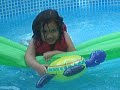 Lichy en la pileta