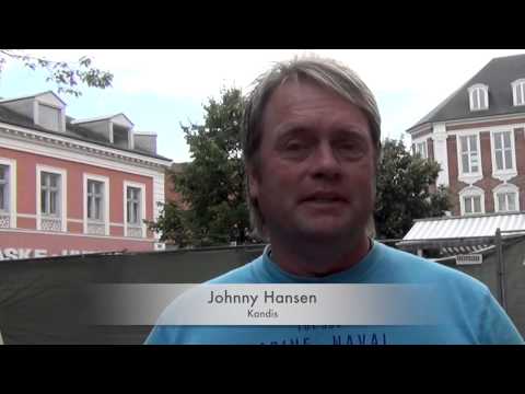 Kandis - Mandag under Nykøbing F. festuge spillede Kandis på Torvet. Det er en tradition og mange trofaste fans mødte op. Hør nogle klip og et interview med Johnny Ha...