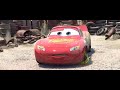 Relâmpago McQueen (dublado por Owen Wilson na versão original) é um carro de corrida estreante e ambicioso. A caminho de Los Angeles para a corrida que pode lhe dar a tão sonhada Taça Pistão, ele se perde e vai parar na pacata cidade de Radiator Springs, à beira da famosa Rota 66. McQueen acaba fazendo amizade com os residentes locais - a bela Porsche Sally (dublada por Bonnie Hunt na versão original e por Priscila Fantin na brasileira), Doc Hudson (dublado por Paul Newman na versão original ...