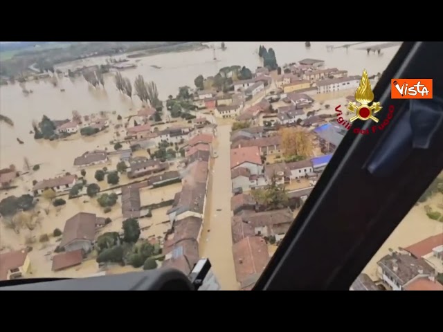 Maltempo Gorizia, esonda il Torre, persone sui tetti. Il sorvolo dei Vigili del fuoco in elicottero