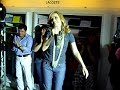 www.eventiroma.com presenta: un palcoscenico insolito ma tutto colorato, quello che ha organizzato lacoste che, gioved� 26 giugno, ha ospitato la live performance di paola&chiara (arrivate in compagnia dell'ufficio stampa michele sabia), con il loro nuovo singolo vanity & pride. 
il brano pop-dance, dalle sonorit� che richiamano quelle dei primi anni 80, � scritto dalle due sorelle e prodotto dalla loro etichetta discografica trepertre. 
le vendite del nuovo singolo sosterranno, come nel caso dell'album, l'organizzazione no-profit raising malawi (www.sfk.org). 
il video di vanity&pride � ambientato in un tennis club dove paola&chiara si sfidano in un match pieno di grinta e carico di suspence. le scene della sfida si alternano a quelle di uno spogliatoio dove le due artiste si cambiano e si preparano all'incontro mentre cantano il nuovo singolo.
come in una partita a tennis  dichiarano le due sorelle  cos� nella vita spesso si � da soli e si deve mantenere la concentrazione e attenzione per vincere le sfide, ma la vittoria deve essere conquistata nel rispetto di valori come la correttezza, lealt� ed etica, valori che lo sport rappresenta e simboleggia. (servizio fabrizio pacifici - tratto dal sito www.eventiroma.com)