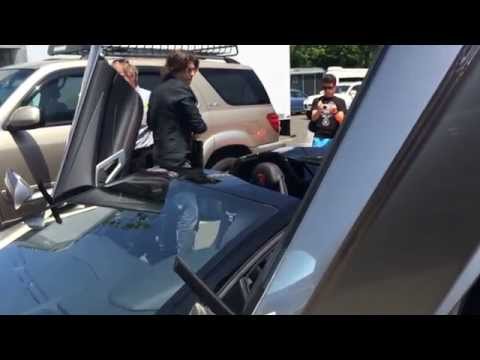 How to Put the Roof of a Lamborghini Aventador Roadster On
