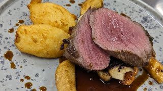 Rosa gebratener Rehrücken mit Pilzen an tournierten Apfelspalten und Dauphinkartoffeln
