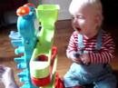 Louis leger med larven igen