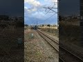 窓に映る日差しが神秘的！入谷駅に入ってくる相模線 (2024年12月)
