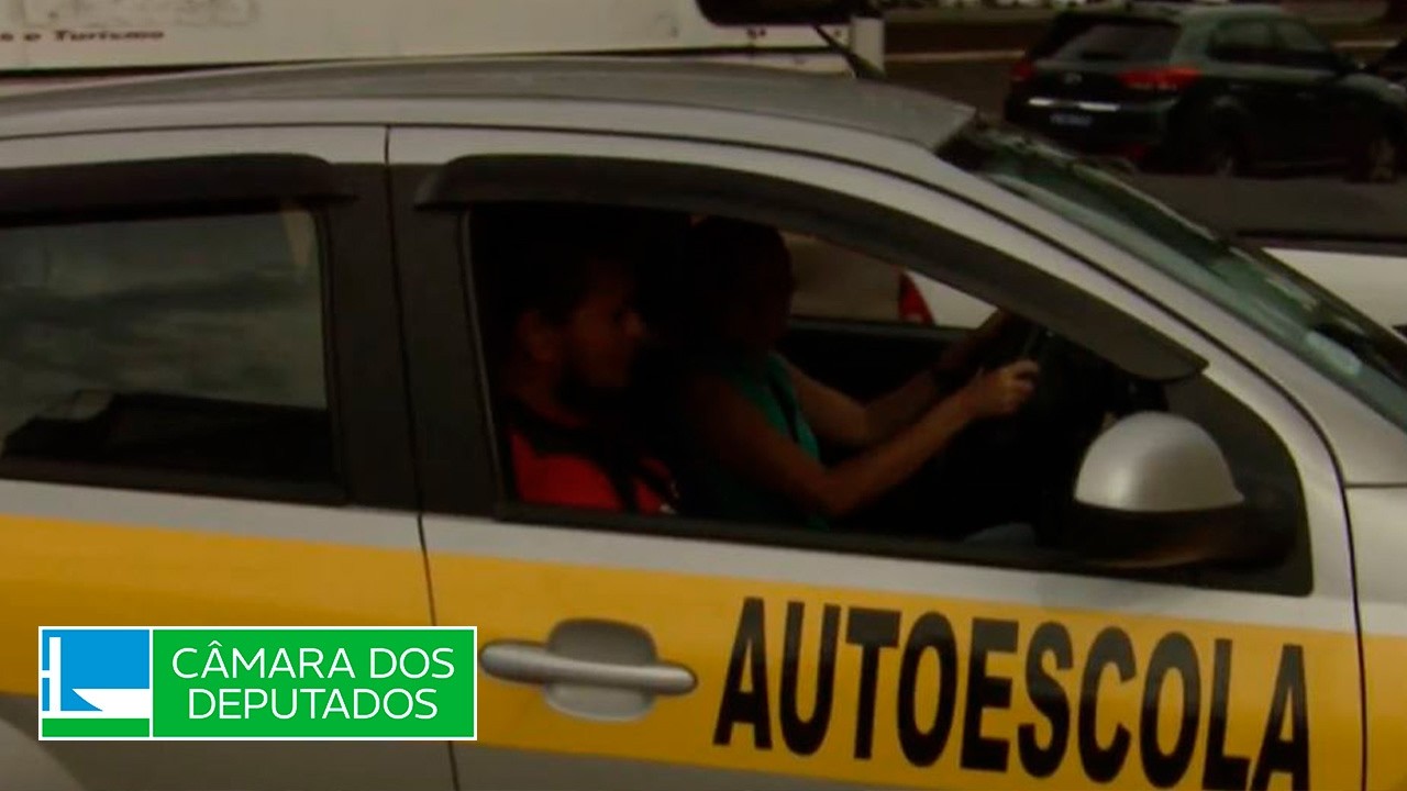 Especialistas discutem permissão para dirigir aos 16 anos de forma supervisionada - 17/04/2026