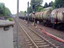 G�terzug rollt durch Bahnhof