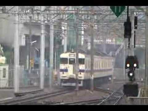 JR九州　415系　熊本駅でほぼ同時到着①