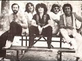 una cancion de los inicios del grupo matia bazar, una gran balada dedicada a mi mama y a mi primita yery.
con antonella ruggiero, carlo marrale, giancarlo golzi, cassano, stellita i matia bazar.

stasera che sera 
restare tutto il tempo con te 
di notte l'amore l'amore 
e' sempre una sorpresa per me 
poi respirare il profumo del mare 
mentre dal vento tu ti lasci cullare 
fare il signore o il mendicante 
non scordarsi mai pero' 
di essere anche amante 
stasera che sera 
restare tutto il tempo con te 
di notte l'amore l'amore 
e' sempre una sorpresa per me 
stringere il sole nelle mie mani 
toglierti i raggi 
come ad un albero i rami 
per circondare il tuo viso in calore 
non per fare un petalo intorno 
al suo fiore 
na a ria na na na ria na na na 
na na na na na na na na na na na na a 
stasera che sera 
restare tutto il tempo con te 
di notte l'amore l'amore 
e' sempre una sorpresa per me 
spegnere il germe del nostro gioco 
sazi d'amore ma contenti di poco 
chiedere all'aria i suoi tesori 
e cosi' nel chiuso 
puoi sentirti sempre fuori 
stasera 