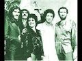 una cancion de los inicios del grupo matia bazar, una gran balada dedicada a mi mama y a mi primita yery.
con antonella ruggiero, carlo marrale, giancarlo golzi, cassano, stellita i matia bazar.

stasera che sera 
restare tutto il tempo con te 
di notte l'amore l'amore 
e' sempre una sorpresa per me 
poi respirare il profumo del mare 
mentre dal vento tu ti lasci cullare 
fare il signore o il mendicante 
non scordarsi mai pero' 
di essere anche amante 
stasera che sera 
restare tutto il tempo con te 
di notte l'amore l'amore 
e' sempre una sorpresa per me 
stringere il sole nelle mie mani 
toglierti i raggi 
come ad un albero i rami 
per circondare il tuo viso in calore 
non per fare un petalo intorno 
al suo fiore 
na a ria na na na ria na na na 
na na na na na na na na na na na na a 
stasera che sera 
restare tutto il tempo con te 
di notte l'amore l'amore 
e' sempre una sorpresa per me 
spegnere il germe del nostro gioco 
sazi d'amore ma contenti di poco 
chiedere all'aria i suoi tesori 
e cosi' nel chiuso 
puoi sentirti sempre fuori 
stasera 