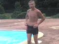 saut dans la piscine