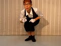 http://www.hosokawahiromi.net/１．プレッシャーウォーク「１番」①両踵をつけて、つま先を９０℃くらいに開きます。（１番スタンス）②右足の踵を上げ、膝を曲げます。この時、腰骨のラインは平行。③右足をそのままの角度で寄せ、左足の甲にかぶせる位置に置く。④右足の拇指球に重心を置きながら、ゆっくりと踵を降ろし、膝を伸ばす。同時に左足を膝を伸ばし、フレックスのまま、後ろに１足分、紙１枚分足の裏を浮かしたままスライドさせる。⑤両足の膝がピンと張る（膝の後ろで空気を後ろに押す）所を感じたら、左足の力を抜き、最短距離を戻り、右足の隣りに置く。⑥同様に交互に動かす。※後ろに送る足は、斜め後ろに送ります。真後ろではありません。※身体が上下しないように！股関節から下だけの運動にします。※脚の内側の締め、拇指球の押しを常に意識します。※足を後ろに出した時に、お腹が前に出て、お尻が後ろに飛び出さないようにします。※踵の下に固めのゴムボールがあり、それを地面に押し込むようにすると、粘りが出て、空間の移動を感じられます。２．応用「左右への移動」※基本的な動きは同じ！※右に移動する場合。もどってきた右足を付くポジションを少しだけ右に離して置く、その他の運動は１と同じです。左に移動の際は左足を離していきます。３．応用「回転＝徐々に」※右に回転する場合、２と同様に、右足を外側に角度をつけて、離して置き、その他の運動は１と同じ。踵がいつも同じ場所（回転の中心）に付くようにします。４．応用「回転＝早めに」※右回転の場合、左足をいつも右足にクロスにて置き、右足の運動は１と同じです。両膝がいつも外側を向ようにします。※左回転の場合は、右足をクロス、左足の運動は１と同じです。最初はやりにくいですが、何度もやるとやり易くなって来ます。プラットホームで電車を待ちながら練習しましょう♪＾＾TOKYO JAPANHiromi Hosokawa Pantomime