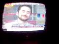 Fatu suna p un taran analfabet care n stie ce inseamna farsa si il pune sa dea p OTV mai intai aratandu-i cateva programe. Caterincaaaaaaaaa