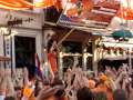 Guido Weijers op de bar voor de Bruxelles op de Havermarkt tijdens Nederland - Brazilië na die mooie overwinning!