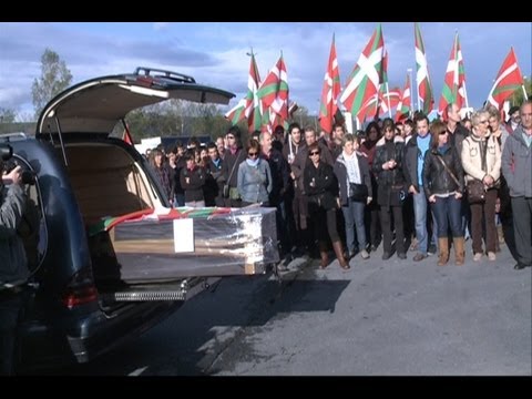 thierry - Dos centenares de personas han recibido el féretro con los restos mortales del exmiembro de ETA Javier López Peña 'Thierry', en el aeropuerto de Sondika (Biz...