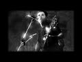 Ξύλινα Σπαθιά - Λιωμένο παγωτό HQ audio. Σύνθεση Παυλίδης Παύλος Στίχοι Παυλίδης Παύλος Δίσκος: 'Πέρα Απ' Τις Πόλεις Τις Ασφάλτου' (1995) Τα Ξύλινα Σπαθιά ήταν ένα από τα δημοφιλέστερα ροκ συγκρότηματα της Ελλάδας. Οι Παύλος Παυλίδης, Βασίλης Γκουνταρούλης, Σταύρος Ρωσσόπουλος, Πάνος Τόλιος και Χρήστος Τσαπράζης σχηματίζουν το 1993 στην Θεσσαλονίκη τα Ξύλινα Σπαθιά. Την ίδια χρονιά ηχογραφούν το πρώτο τους άλμπουμ στην ανεξάρτητη Ano Kato Records της Θεσσαλονίκης με τίτλο Ξεσσαλονίκη. Το 1995 ηχογραφούν το δίσκο Πέρα Από Τις Πόλεις Της Ασφάλτου στην εταιρεία Virgin. Ο δίσκος αποσύρεται γιατί το συγκρότημα έχει μία δικαστική διαμάχη με την παλαιά εταιρία του. Το Νοέμβριο δικαιώνονται από το δικαστήριο και ο δίσκος ξανακυκλοφορεί. Το 1996 το δεύτερο άλμπουμ τους γίνεται χρυσό. Το 1997 ηχογραφούν την τρίτη δουλειά τους, Μια Ματιά Σα Βροχή. Στις 9 Δεκεμβρίου, έπειτα από πρόσκληση του MTV δίνουν μία συναυλία στο HQ club του Λονδίνου με τον Τάκη Καννέλο των Mode Plagal να έχει πάρει τη θέση του Πάνου Τόλιου στη ντραμς. Το 1998 ο Τάκης Καννέλος αποχωρεί και τη θέση του παίρνει ο Γιάννης Μήτσης. Το Πέρα Από Τις Πόλεις Της Ασφάλτου γίνεται πλατινένιο ενώ το Μια Ματιά Σα Βροχή χρυσό. Τον Ιούλιο εμφανίζονται στο Rockwave Festival '98. Το Σεπτέμβρη, βρίσκονται στο Ολυμπιακό Στάδιο, support συγκρότημα των The Rolling Stones. Το 2000 ο πληκτράς και ένας από τους βασικούς συνθέτες του σχήματος Βασίλης Γκουνταρούλης κυκλοφορεί τον πρώτο προσωπικό του δίσκο 