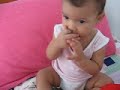 Mel brigando com a chupeta. =)