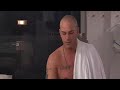 Jaap bespoten met scheet spray en gaat in bedden liggen