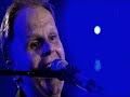 herbert gr�nemeyer - demo (7. sinn) 2007 live

wei� man, wie oft ein herz brechen kann?
wie viel sinne hat der wahn?
lohnen sich gef�hle?

wie viele tr�nen passen in einen kanal?
leben wir noch mal?
warum wacht man auf?
was heilt die zeit?

ich bin dein 7. sinn,
dein doppelter boden,
dein zweites gesicht.
du bist eine kluge prognose,
das prinzip hoffnung,
ein leuchtstreifen aus der nacht.
irgendwann find und lieb ich dich ...

ich bin eine deiner farben,
kannst mich w�hlen, kannst sie tragen,
kannst sie bleichen.
verrat dir alle geheimzahlen,
werd dir die k�hnsten tr�ume ausmalen,
werd dir erkl�ren, wovon ich nichts versteh.

ich bin dein 7. sinn,
dein doppelter boden,
dein zweites gesicht.
du bist eine sichere prognose,
das prinzip hoffnung,
ein leuchtstreifen aus der nacht.
irgendwann find und lieb ich dich ...

das leben flie�t rot in unseren venen,
ich servier dir's auf einem goldenen tablett.
du holst mich aus dem grauen tal der tr�nen,
l�sst alle wunder auf einmal geschehen,
dass mir h�ren und sehen vergeht.

ich bin dein 7. sinn,
dein doppelter boden,
dein zweites gesicht.
eine lieblingsfarbe,
dein sportlichster wagen,
dein tiefster tauchgang,
dein segelflug.

du bist eine gute prognose,
das prinzip hoffnung,
ein leuchtstreifen aus der nacht.
ich find dich und lieb dich mehr als mich.
ich lieb dich mehr als mich.
irgendwann find ich dich.
ich find dich oder nicht.
ich lieb dich mehr als mich und ich finde dich.
ich find dich oder nicht.