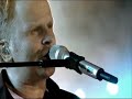 herbert gr�nemeyer - demo (7. sinn) 2007 live

wei� man, wie oft ein herz brechen kann?
wie viel sinne hat der wahn?
lohnen sich gef�hle?

wie viele tr�nen passen in einen kanal?
leben wir noch mal?
warum wacht man auf?
was heilt die zeit?

ich bin dein 7. sinn,
dein doppelter boden,
dein zweites gesicht.
du bist eine kluge prognose,
das prinzip hoffnung,
ein leuchtstreifen aus der nacht.
irgendwann find und lieb ich dich ...

ich bin eine deiner farben,
kannst mich w�hlen, kannst sie tragen,
kannst sie bleichen.
verrat dir alle geheimzahlen,
werd dir die k�hnsten tr�ume ausmalen,
werd dir erkl�ren, wovon ich nichts versteh.

ich bin dein 7. sinn,
dein doppelter boden,
dein zweites gesicht.
du bist eine sichere prognose,
das prinzip hoffnung,
ein leuchtstreifen aus der nacht.
irgendwann find und lieb ich dich ...

das leben flie�t rot in unseren venen,
ich servier dir's auf einem goldenen tablett.
du holst mich aus dem grauen tal der tr�nen,
l�sst alle wunder auf einmal geschehen,
dass mir h�ren und sehen vergeht.

ich bin dein 7. sinn,
dein doppelter boden,
dein zweites gesicht.
eine lieblingsfarbe,
dein sportlichster wagen,
dein tiefster tauchgang,
dein segelflug.

du bist eine gute prognose,
das prinzip hoffnung,
ein leuchtstreifen aus der nacht.
ich find dich und lieb dich mehr als mich.
ich lieb dich mehr als mich.
irgendwann find ich dich.
ich find dich oder nicht.
ich lieb dich mehr als mich und ich finde dich.
ich find dich oder nicht.