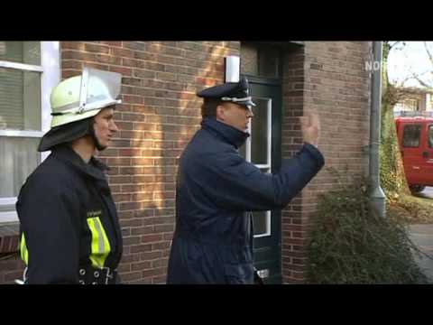loy - NDR - 09.02.2009 - Die Feuerwehrschule Loy - Jeden Donnerstag pünktlich um 9.00 steigen schwarze Rauchschwaden aus dem vierstöckigen Mietshaus in Loy bei Ras...
