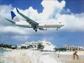 Airplane landings, sunset beach st maarten