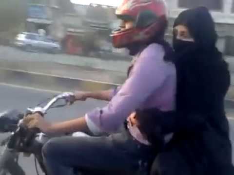 wheeling - Boy from Sialkot wheeling on the bike Amazing video for more videos goto http://www.jalaybi.com.