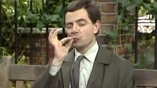 MrBean - Mr Bean - Crushing pepper the Bean way