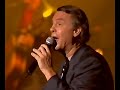 Incha Allah Salvatore Adamo J'ai vu l'Orient dans son écrin Avec la lune pour bannière Et je comptais en un quatrain Chanter au monde sa lumière Mais quand j'ai vu Jérusalem Coquelicot sur un rocher J'ai entendu un requiem Quand sur lui je me suis penché Ne vois-tu pas Humble Chapelle Toi qui murmures paix sur la terre Que les oiseaux cachent de leurs ailes Ces lettres de Feu Danger Frontière Mais voici qu'après tant de haine Fils d'Ismaël et fils d'Israël Libèrent d'une main sereine Une colombe dans le ciel Inch'Allah, Inch'Allah, Inch'Allah, Inch'Allah Et l'olivier retrouve son ombre Sa tendre épouse, son amie Qui reposait sur les décombres Prisonnière en terre ennemie Et par dessus les barbelés Le papillon vole vers la rose Hier on l'aurait répudié Mais aujourd'hui, enfin il ose Requiem pour les millions d'âmes De ces enfants, ces femmes, ces hommes Tombés des deux côtés du drame Assez de sang, Salam, Shalom Inch'Allah, Inch'Allah, Inch'Allah, Inch'Allah -- English version: I saw the Orient and its treasures With the moon as a banner And I intended in a few verses To put its splendor into a song But when I saw Jerusalem Just like a red rose in the sand I heard a silent requiem When I held it in my hand I found a chapel, I tried a prayer But that's when the nightmare began Even the birds flew away with fear When they heard the sound of guns And I could feel the weight of hatred With Cries on both sides of the street Oh Lord of love weren't you born here? It's you I had <b>...</b>