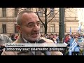 Stovky nespokojených sklářů obléhaly Úřad vlády