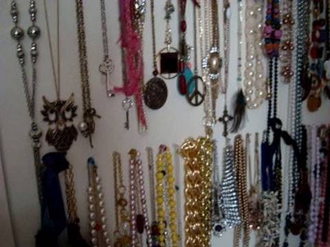 how to organize necklaces
