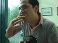 christian chavez mordiendo el pastel