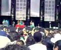 los grandes botellos y toda la banda cantando alarma, alarmala de tos, uno dos tres patada y cos , alarma ....