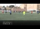 Coppa Roma. Seconda Fase. Girone I. Penultima giornata del girone di andata. Spes Artiglio (in maglia nerazzurra) opposto al Futbolclub (in maglia arancionera) vince contro il pronostico. Il Futbolclub paga a caro prezzo l'assenza del suo capitano Dario Catania (influenzato la sera prima della partita) e quelle di Bulla e Cappello (infortunato). Futbolclub forse troppo presuntuoso punito da una Spes Artiglio tutto cuore e tenacia. I ragazzi di De Angelis, che deve fare ancora a meno del centravanti Ermanno Forastiere (infortunio al braccio), si battono come 11 leoni.La squadra di Cardone nonostante la netta supremazia territoriale non concretizza le palle gol costruite uscendo sconfitta su autogol. Nelle immagini la fase iniziale del primo tempo (primi 10') dell'incontro, disputato il 6 aprile 2008 sul campo della Spes Artiglio. Formazioni.SPES ARTIGLIO:1.Leonori,2.Morelli,3.Fiorillo,4.Padoa,5.Moriggi,6.Chiarenza,7.Cornetta,8.Navezi,9.Cipriani,10.Guglielmi,11.Fischione.All.:De Angelis.A disp.:Palombi,Donnarumma,Carioti,Rossini,Catarinelli e Zaffardi. FUTBOLCLUB:12.Mazzanti,2.Vladovich,3.Notarnicola,4.Alfano,5.Fruscella,6.Rebecchini,7.Beretta,8.Giorgio Rosati, 9.Giulio Rosati,10.Vivenzio,11.Soldano.All.Cardone. A disposizione:Magistrelli,Ceccarelli,Dentice,Galletti.Formilli   F.,Formilli G.DVD DELLA PARTITA INCLUSI HIGHLIGHTS AL RALENTY DISPONIBILE SU RICHIESTA.
