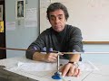 En este video se observa como se transfiere el calor por conducción a través de una barra metálica en la que se han colocado algubas velas.