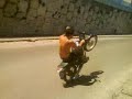 MOTOQUEIRO LOUCO EMPINA SEM UMA DAS MÃOS E SEM CAPACETE