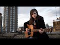 Dit is Amy Macdonald met haar liedje This is life. Kijk maar ;)