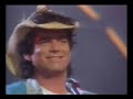 tom astor - hallo, guten morgen deutschland 1984

songtext:
hallo guten morgen deutschland, 
ich w�nsch dir einen guten tag.
hallo guten morgen deutschland,
ich lebe hier, weil ich dich mag.

die sonne schiebt die nacht gerade vor sich her.
und ich bin schon wieder auf der autobahn.
von m�nchen rauf nach kiel, es wird ein langer tag .
und ich denk �ber dich ein bisschen nach.

hallo guten morgen deutschland, 
ich w�nsch dir einen guten tag.
hallo guten morgen deutschland 
ich lebe hier, weil ich dich mag.

geht�s dir auch im moment mal wieder nicht so gut ,
doch ich glaube du kriegst dich bald wieder hin.
dein herz ist ziemlich stark und darum hab ich mut,
auch wenn ich von natur aus skeptisch bin.

hallo guten morgen deutschland, 
ich w�nsch dir einen guten tag.
hallo guten morgen deutschland 
ich lebe hier, weil ich dich mag.

so manche harte zeit hast du schon �berlebt
und davon manche narbe im gesicht.
ich hoffe nur du hast daraus etwas gelernt
und machst die selben fehler diesmal nicht.

hallo guten morgen deutschland, 
ich w�nsch dir einen guten tag.
hallo guten morgen deutschland 
ich lebe hier, weil ich dich mag.

hallo guten morgen deutschland, 
ich w�nsch dir einen guten tag.
hallo guten morgen deutschland 
ich lebe hier, weil ich dich mag,
ich lebe hier, weil ich dich mag.