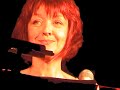 meilleure qualit� et haute d�finition ici: http://www.dailymotion.com/gillesmarceaux/video/x6kmd1_le-cri-de-la-carpe-en-javanais_music
- d�j� vann� -
boire sans bavoir  
?le soir, savoir boire bavard au bar...  
?gris, il gravit le gu�, gav�, lent, terne, l'avant-taverne...?  
sert ! elle s'av�re savoir servir  
?ravir et savoir rire?  
boire sans bavoir?  
savoir boire au broc, bravo ! allons, avallons !  

au loin, des boeufs baveux et sourds savourent la lande et sa lavande. mais oh ! rage ! ravagent lavande et pavot. puis gais, gav�s, vont boire.  

boire sans bavoir, � l'aise, l'av�ze du soir?  
savoir intense (� vingt, t'avance), �a vaut la veille au soleil !  
?souris ! ca vous ravit?  
ravir et savoir rire?  
boire sans bavoir ?savoir boire au broc, bravo ! allons, avallons !  

au loin, les boeufs baveux et sourds savourent la lande et sa lavande, puis gais, gav�s, vont boire.  

aller avaler son savon sans saveur, sa soeur, sans savant , savoure.?allez, avalez, allez, avalez, allez, avalons. vite, allons.?  
sourd comme un pot, savoure pavot. danse d'avance gavote ou bien java.  
?avoir havane et caviar, savourer sans ravager sa veste. bureaucrates, bavures � vos cravates !  
?savourez ! salez donc vos olives � volont�. vous avez, bureaucrates, bavures � vos cravates.  
?ragez de ravager vos vestes et vos cravates.  
?beau bureaucrate, bave, salope ton veston, lape ton bol, lave ta lipe, gobe tes olives, joli gratte-papier pas piqu� des vers, mange des navets, n'avoue jamais, jaloux, d�j� mou, danse d'avance gavote et java, �a va comme �a.  
?allons, avalons le vin des vignerons tout rond. boire au broc, bravo ! allez, jouez avec le javanais, avec la java vache, la vache � 1000 francs. avec la valse � 1000 temps la vache a mis bas.  
?la vache a mis bas l�-bas, l'a pas voulu v�ler dans l'�table en bas dans la vall�e, le veau n� l�-haut, lui, est d�j� vann�. na !   

le cri de la carpe: dominique fonfr�de, ann ballester, en concert au triton (les lilas) en 2004.