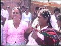 Pobladores de distintas provincias de nuestros valles para celebrar las fiestas de santaVeracruz el anio 1995TRANSCRIPCION - LETRA EN QHESWASiwankichu, siwinkichutatala reqsiwankichuAnki mana rëksispapisamasyá qunqawankichuYana walqa, yuraq walqatatala waqyachiwarqaPero mana qasipaqchudotasqaykin niriwarqaPalomita, palomitaphuruntillan kankanitaKunanmá qonqachisqaikiphisuña mikhunaykitaYuraq sara maylla, mayllacholitas ima munayllaSanta Veracruz tatalakaypunichu wasiykiqa...Azukarmanta perqayuqcanelasmanta punkuyuqYuraq sara maylla, mayllacholitas yma munayllaSantavelacruz tataikiwata kunan hina kamaKawsaspari hamusqaikiwañupuspay maymantañaTukarillay wiraquchakinsa ralta paqasqaykiTuminan.. wawaniykipaqphisun wawa ch´ulluykipaqYuraq sara maylla, mayllacholitas ymamunayllaPhichitanka k'aspi chakiancha cuentesteru kankiKunan tuta tunasqayta mamayman willaykusqankiYuraq sara muyu soq'asulteraspaqmá gustuqaQharasapi qharasapichallwa wayt'an huq qochapiMañariway niway arinuqakta enamuraduyYuraq sara muyu soq'a (p'anka)sulteraspaqmá gustuqaHaqay chinpa laderapiyana wallpa chupasapaChinkaykuntaq, rikhurintaqhonray t'akaq usasapaPalomata uywarqaniyanata, yuraq pechutaImapaqchus uywarqanibandidu traycionerutaYuraq sara muyu soqásolteraspaqmá gustuqaIt'iririllay señorapili-phuruwan t'ipasqaKay ñust'ayki tusurinqa k'uchuman qanta churaspa Señurayki takirinqaladuman qanta churaspaYuraq sara muyu soq´asolteraspaqmá gustuqaYma phuyu haqay phuyuyanayaspa wasaykamunMamaypaq waqayninchariparaman tukuspa chamunQharasapi,Qharasapisuyaway perqa wasapiAma perqa wasapichueskina muyuikuyllapiAhnarispa, khaynarispaT'unarita wasarinaT'unarita wasarispamachu larita tarina !!!Yuraq sara maylla, mayllacholitas ima munayllaFiesta de 